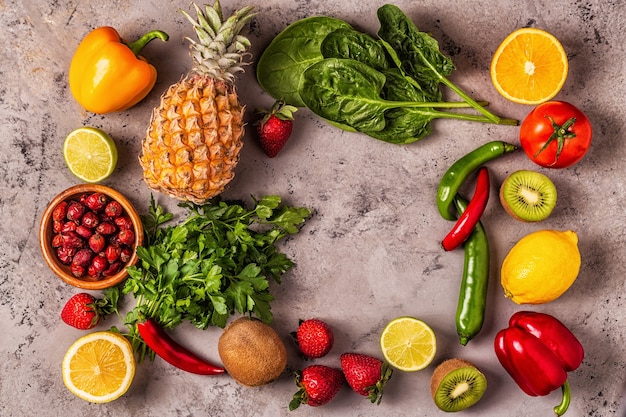 Owoce i warzywa bogate w witaminę C. Zdrowe odżywianie. Widok z góry