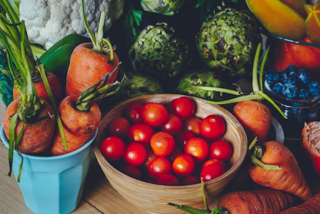 Owoce i warzywa na stole Koncepcja wegetariańskiego i zdrowego stylu życia żywności Smaczna i wysokiej jakości produkcja rolna Środowisko czysta planeta Zmiany klimatyczne Problemy z żywnością Kolor tła