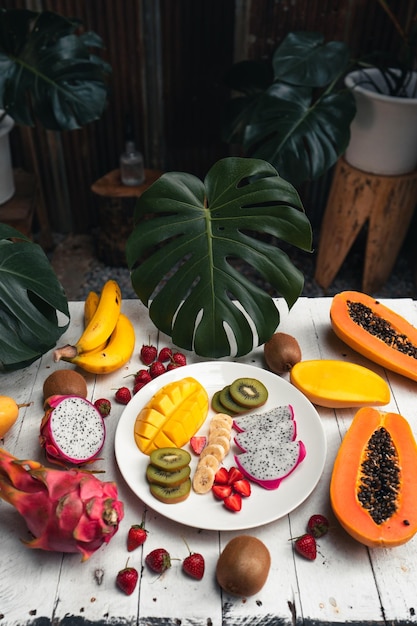Zdjęcie owoce i warzywa na stole
