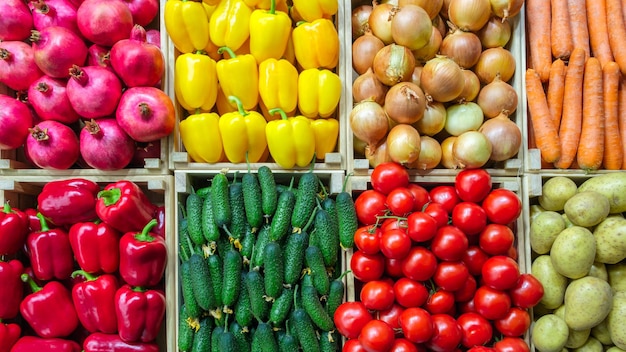 Owoce i warzywa na wystawie w supermarkecie