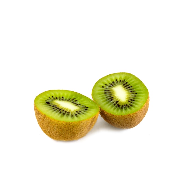 Owoce kiwi na białym tle makro