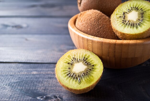 Owoce kiwi w misce