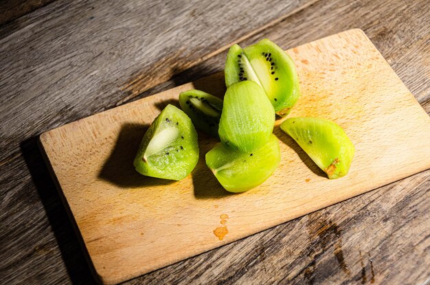 Owoce Kiwi W Plasterkach Na Desce Kuchennej Gotowanie W Kuchni