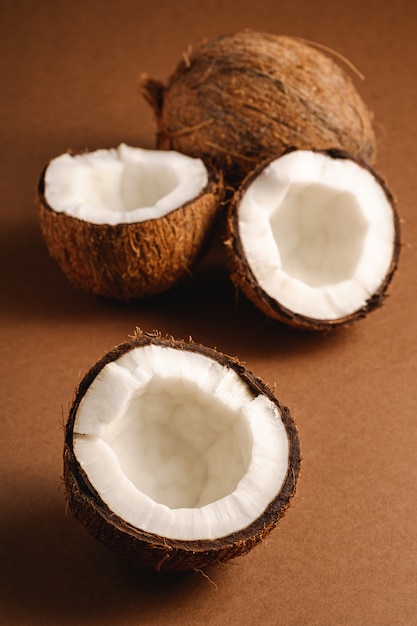 Owoce kokosowe na brązowo