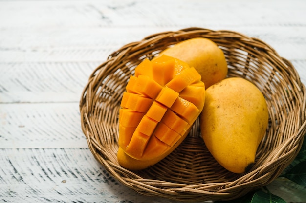 Owoce mangoświeże żółte mango na białym drewnie