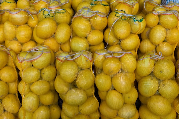 Owoce melona na rynku spożywczym.