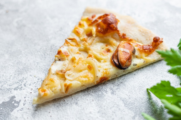 Zdjęcie owoce morza pizza małże kalmary krewetki porcja krewetki na stole posiłek