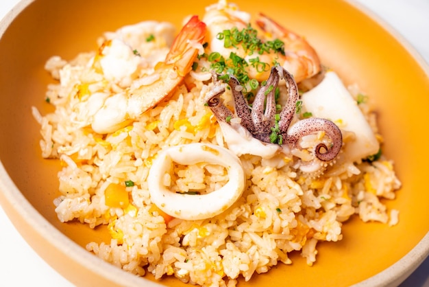 Owoce morza smażony ryż na talerzu