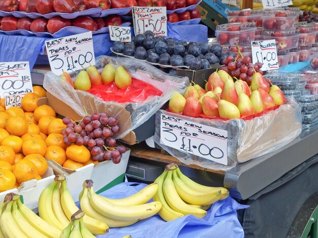 Owoce na półce w supermarkecie