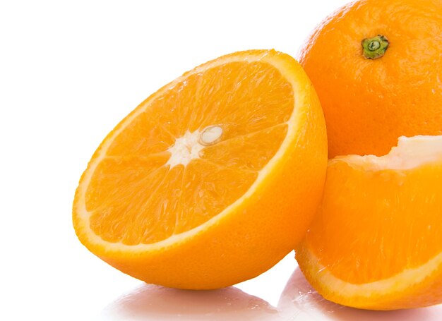 Owoce pomarańczy na białym tle
