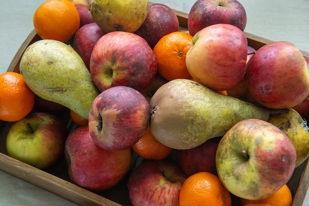 Owoce sezonowe, gruszki, jabłka i mandarynki