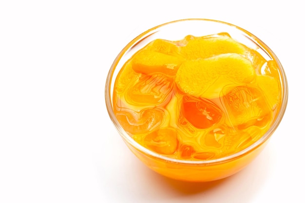 Owoce śliwki maryjnej w syropie z lodem w szklanej misce na białym