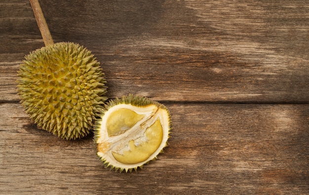 Zdjęcie owoce tropikalne durian z azji południowo-wschodniej bardzo popularne w tajlandii.