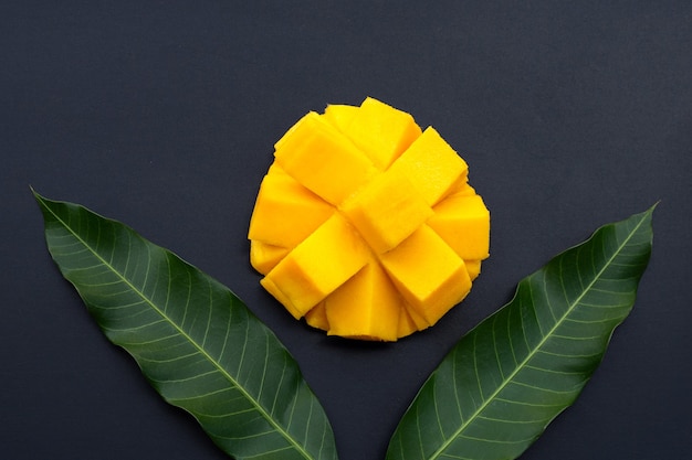 Owoce tropikalne, mango na ciemnej ścianie.