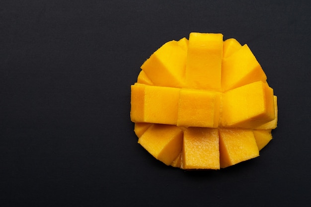 Zdjęcie owoce tropikalne, mango na ciemnym tle.