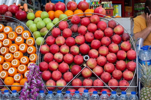 Owoce Variuos są sprzedawane na ulicznym targu xAFresh Fruits Zdrowa żywność Mieszanka owoców