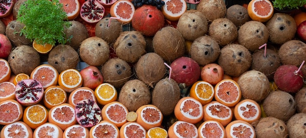 Owoce Variuos sprzedawane są na targu ulicznym xA świeże owoce Zdrowe jedzenie Owoce mieszane