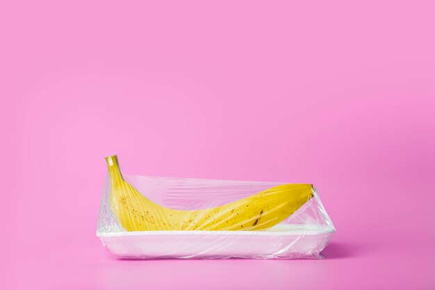 Owoce W Plastikowych Opakowaniach Z Supermarketu To Minimalna Ilość Banana W Celofanie
