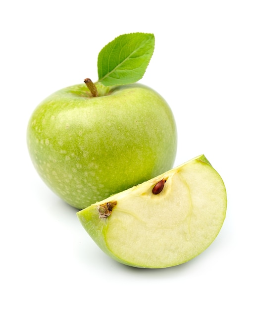 Owoce zielone jabłko i pokrojone jabłka na białym tle