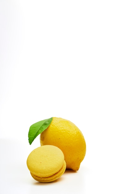 Owocowa cytryna z żółtymi macarons na bielu