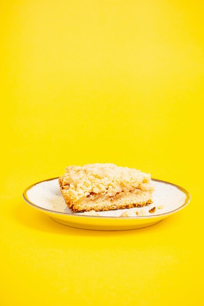 Owocowe ciasto kruche ciasto na żółtym tle