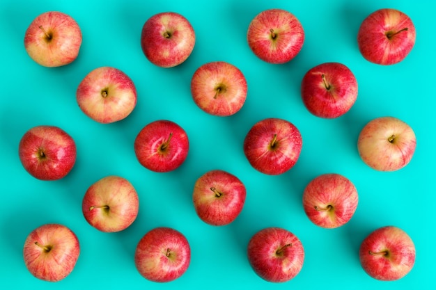 Owocowy wzór czerwonego jabłka na niebieskim tle Płaski widok z góry Projekt pop-artu kreatywny koncepcja lato Tło żywności