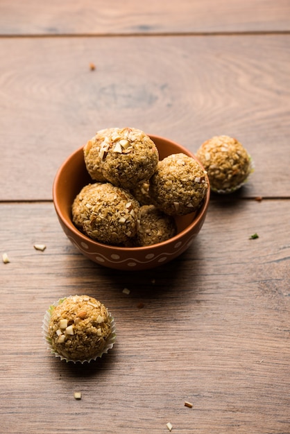 Owsiane laddu lub Ladoo znane również jako kulki Protein Energy. podawane w talerzu lub misce. selektywne skupienie