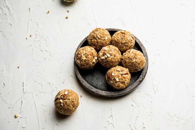 Owsiane laddu lub Ladoo znane również jako kulki Protein Energy. podawane w talerzu lub misce. selektywne skupienie