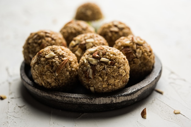 Owsiane Laddu Lub Ladoo Znane Również Jako Kulki Protein Energy. Podawane W Talerzu Lub Misce. Selektywne Skupienie