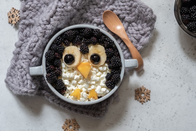 owsianka śniadaniowa w kształcie pingwina z jagód
