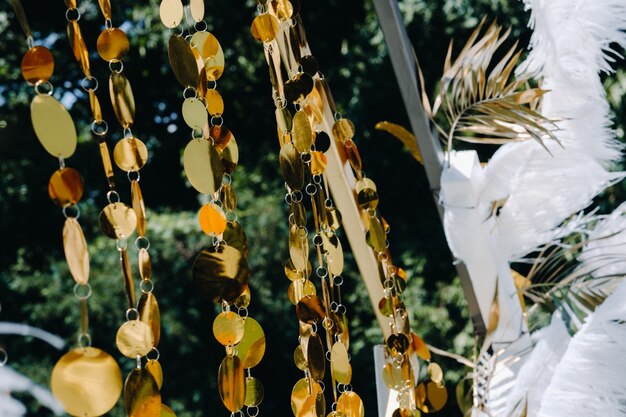 Zdjęcie ozdobiony łuk ślubny w naturze. ceremonia ślubna z łukiem ozdobionym piórami w stylu retro.