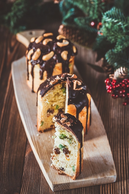 Ozdobiony panettone z choinką