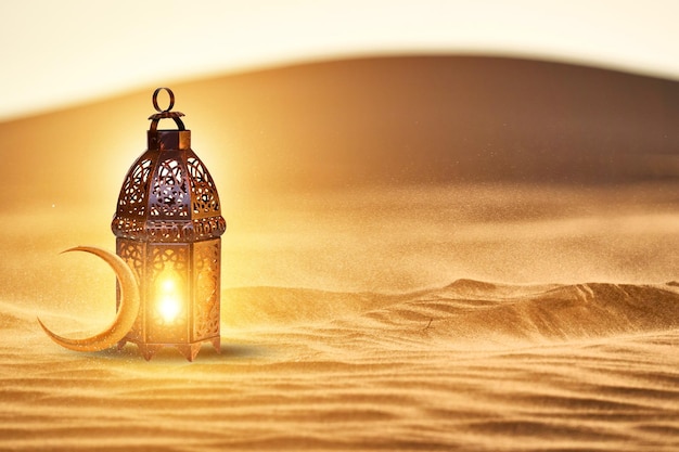 Ozdobna Arabska latarnia z płonącą świecą. Świąteczna kartka z życzeniami, zaproszenie dla muzułmanina