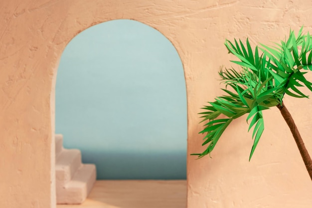 Ozdobna palma na tle łuki schody i klatki schodowe Abstrakcyjne tło lato wnętrza