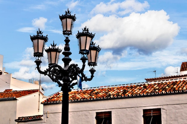 Ozdobne klasyczne latarnie ulic miasta Mijas, Malaga.