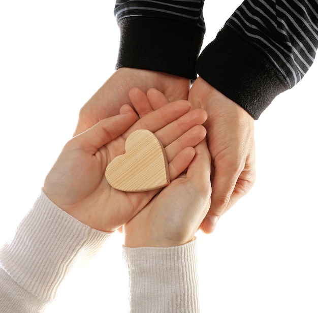 Zdjęcie ozdobne serce w rękach kobiet i mężczyzn na białym tle