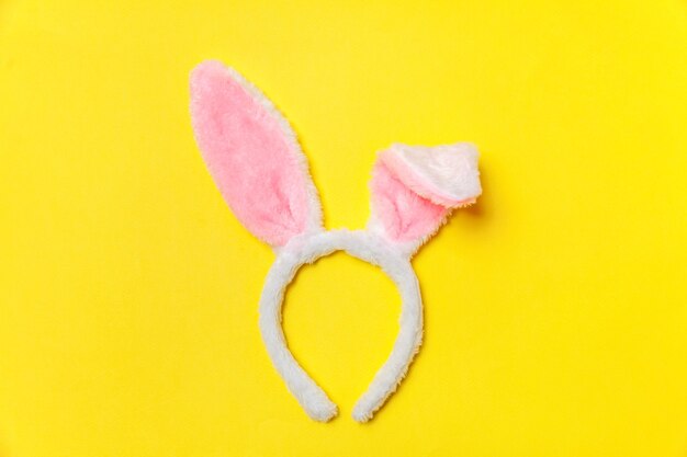 Ozdobne uszy królika futrzany puszysty kostium zabawka na żółtym stole