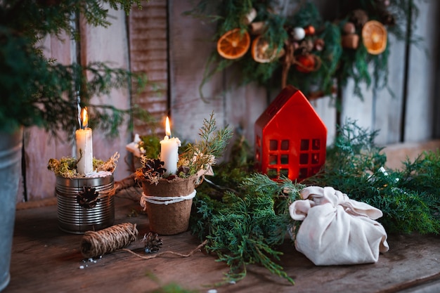 Zdjęcie ozdoby choinkowe ręcznie robione świece. ręcznie robione tekstylne choinki na świąteczny stół własnymi rękami. tani nowy rok.