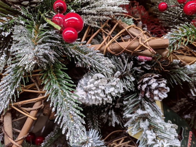 Ozdoby choinkowe. zbliżenie tekstury. Cynamon i jarzębina w śniegu.