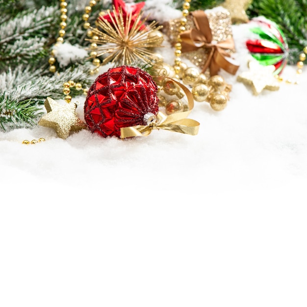 Ozdoby świąteczne czerwone bombki i złote dekoracje na białym tle