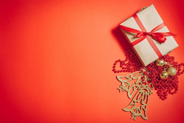 Zdjęcie ozdoby świąteczne i pudełko z papieru kraft.