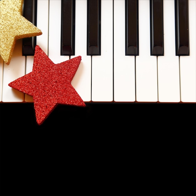 Ozdoby świąteczne na klawiszach fortepianu