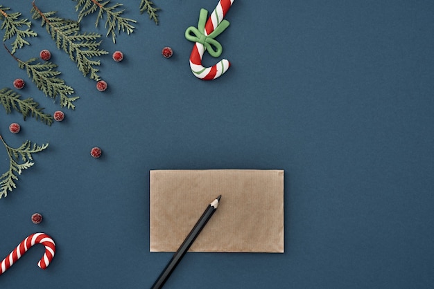 Ozdoby świąteczne na niebieskim tle z różnymi przedmiotami do pisania