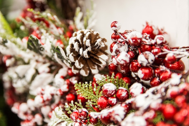 Ozdoby świąteczne. Oddział nowego roku drzewa z czerwone jagody i śnieg