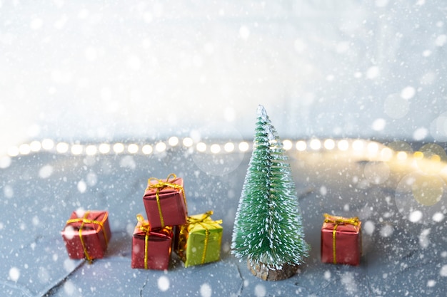 Ozdoby świąteczne pudełka i choinki Święta Bożego Narodzenia i Nowego Roku w tle