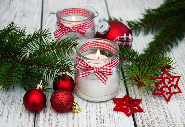 ozdoby świąteczne świece w szklanych słoikach z jodłą