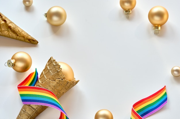 Ozdoby świąteczne w kolorach tęczowych flag społeczności LGBTQ