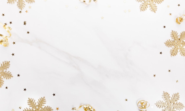 Ozdoby świąteczne w złotych kolorach na białym tle koncepcja święta prezentów i uroczystości top vi