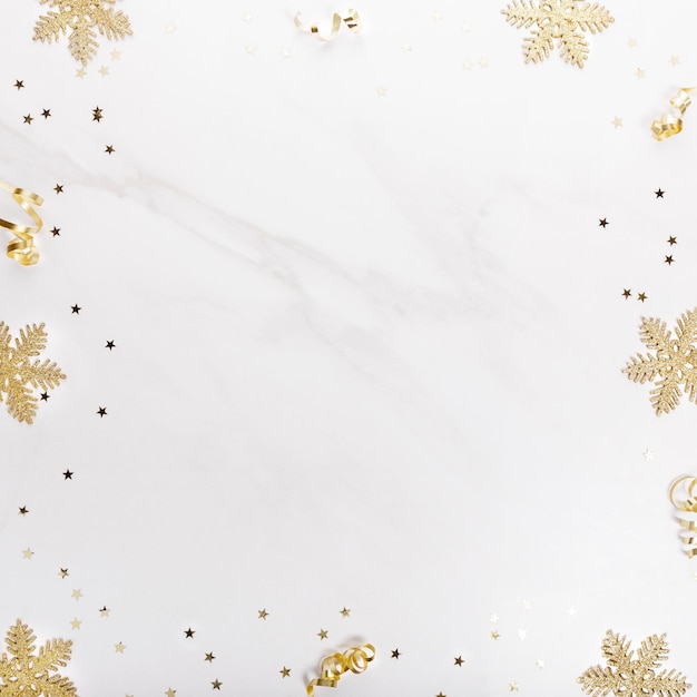 Ozdoby świąteczne w złotych kolorach na białym tle koncepcja święta prezentów i uroczystości top vi