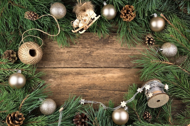 Ozdoby świąteczne z sosnowych gałęzi